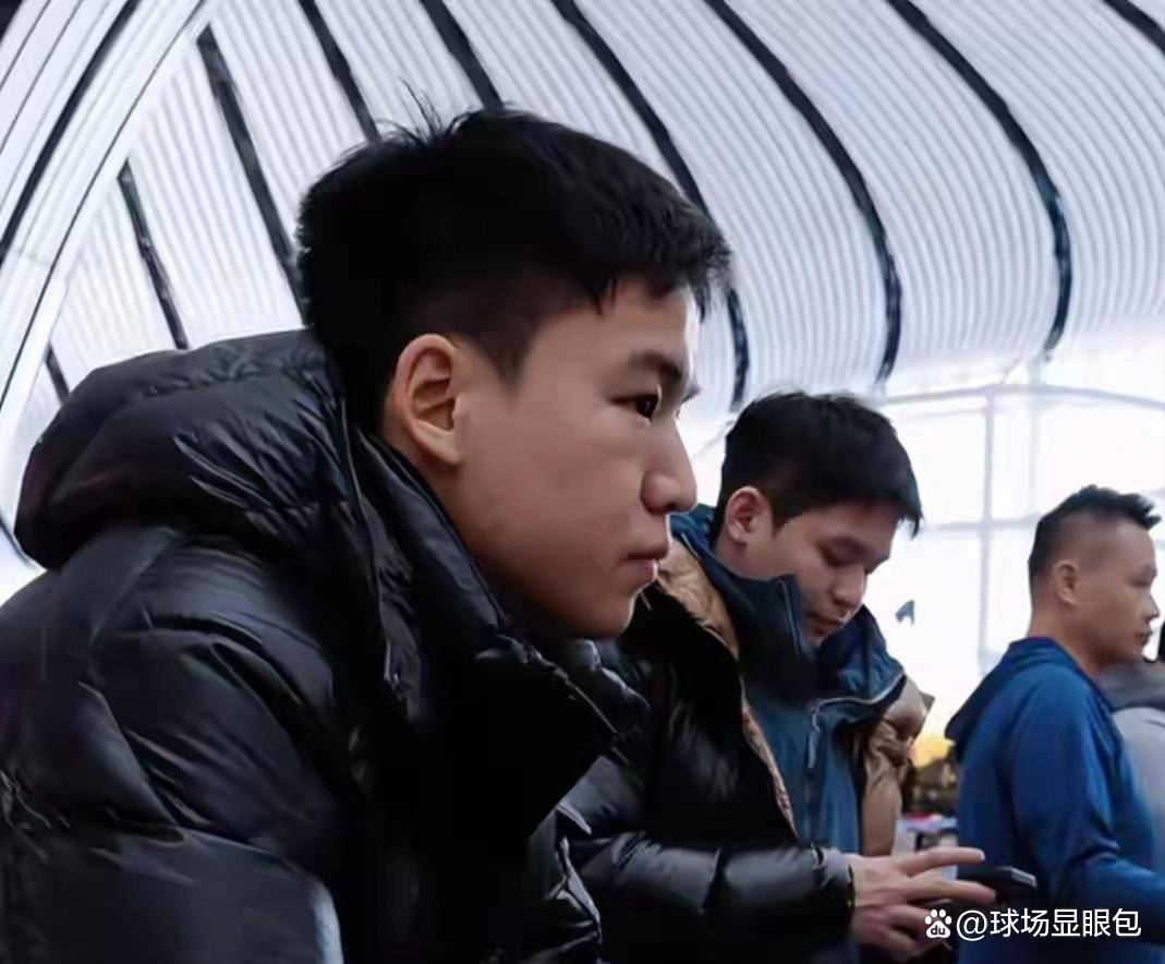 圈了机场冷清得连粉丝都懒得去接机了！国乒低调出发多哈网友调侃这次没有饭(图2)